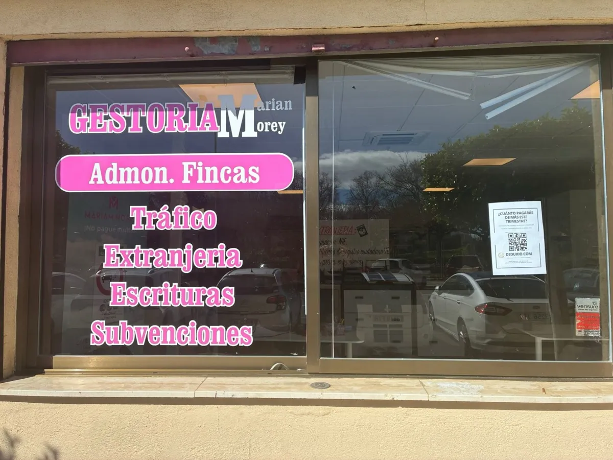 Escaparate de la Gestoría Morey